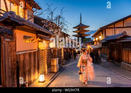 Donna in kimono in una corsia di Yasaka dori vicolo storico nel centro storico con case tradizionali giapponesi, dietro a cinque piani pagoda Yasaka del Foto Stock