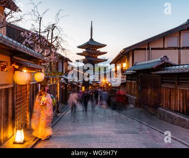 Donna in kimono e pedone in un vicoletto di Yasaka dori vicolo storico nel centro storico con case tradizionali giapponesi, posteriore di cinque piani di Foto Stock