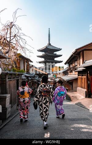 Zona pedonale con kimono di Yasaka dori strada storica nel centro storico con case tradizionali giapponesi, dietro a cinque piani pagoda Yasaka del Foto Stock