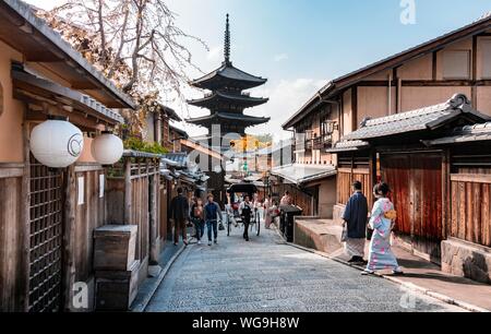 Zona pedonale con kimono di Yasaka dori strada storica nel centro storico con case tradizionali giapponesi, dietro a cinque piani pagoda Yasaka del Foto Stock