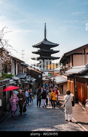 Zona pedonale con kimono di Yasaka dori strada storica nel centro storico con case tradizionali giapponesi, dietro a cinque piani pagoda Yasaka del Foto Stock