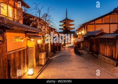 Pedone in un vicoletto di Yasaka dori vicolo storico nel centro storico con case tradizionali giapponesi, posteriore a cinque piani pagoda Yasaka del Foto Stock