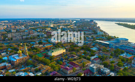 Panorama della città di Astrakhan sul fiume Volga. Centro storico. In costruzioni vecchie e nuove. Case mercantili e Templi religiosi. Foto Stock