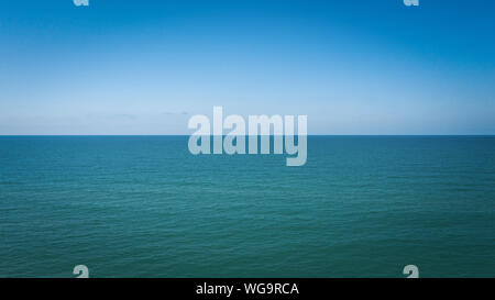 Seascape con mare orizzonte e quasi chiara profondo cielo blu sullo sfondo Foto Stock