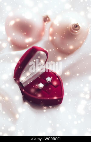 Lusso intramontabili, proposta romantica e felice celebrazione concetto - Orecchini diamante in un cuore gioielli a forma di scatola regalo, amore presente per Natale, Foto Stock