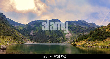 Austria Alpi panorama del paesaggio con lago di montagna, Kaltenbachsee in Niedere Tauern vicino a Schladming Dachstein Foto Stock