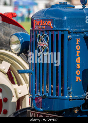 Parte anteriore del trattore vintage Fordson blu con scritta rossa