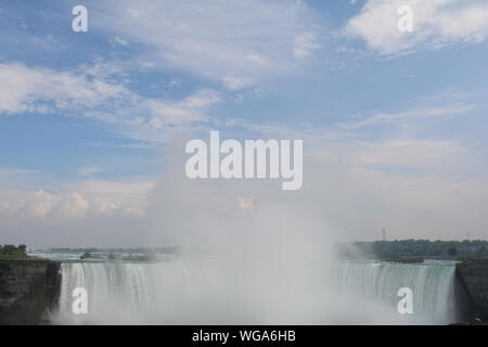 Bella vista delle cascate del Niagara dalla provincia canadese dell'Ontario Foto Stock