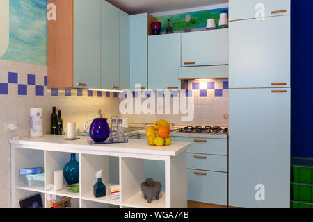 Decorate in stile moderno angolo cottura in un piccolo appartamento Foto Stock