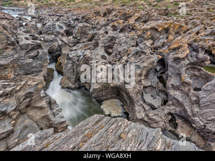 Lo scisto in rocce metamorfiche su Pulo do Lobo cascata sul Rio Guadiana Guadiana Valley Natural Park, distretto di Beja, Baixo Alentejo, Portogallo Foto Stock