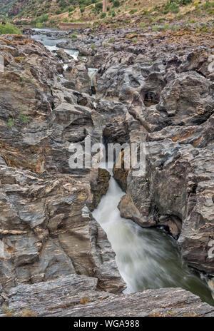 Lo scisto in rocce metamorfiche su Pulo do Lobo cascata sul Rio Guadiana Guadiana Valley Natural Park, distretto di Beja, Baixo Alentejo, Portogallo Foto Stock