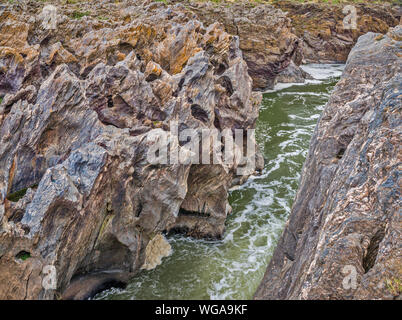 Lo scisto in rocce metamorfiche su Pulo do Lobo cascata sul Rio Guadiana Guadiana Valley Natural Park, distretto di Beja, Baixo Alentejo, Portogallo Foto Stock