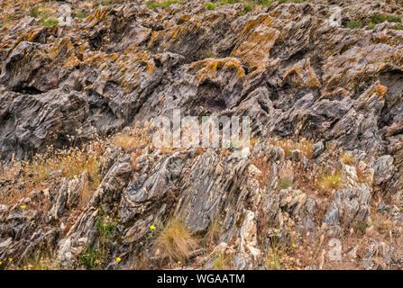 Lo scisto in rocce metamorfiche vicino Pulo do Lobo cascata sul Rio Guadiana Guadiana Valley Natural Park, distretto di Beja, Baixo Alentejo, Portogallo Foto Stock