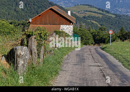 CHAMROUSSE, Francia, 19 Luglio 2019 : strada di campagna nella gamma Belledonne vicino a Grenoble. Foto Stock