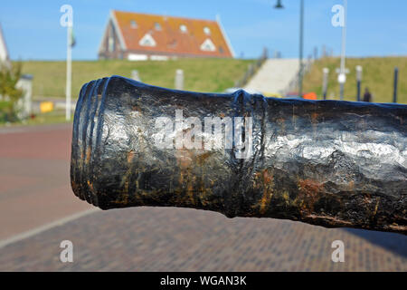 Oudeschild, Texel / nel nord dei Paesi Bassi - Agosto 2019: barrele pistola come parte del vecchio cannone nella parte anteriore di mare Museo Archeologico 'Kaap Skil' Foto Stock