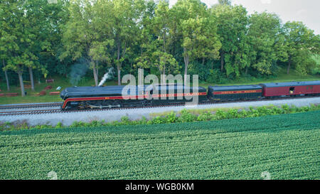 Vista aerea del Norfolk & Western 611 arrivando a Strasburgo Rail Road sotto pieno di vapore con fumo nero Foto Stock