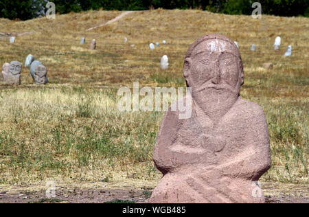 Antiche sculture in pietra (Kurgan stele o Balbals) vicino alla Torre di Burana in Kirghizistan Foto Stock