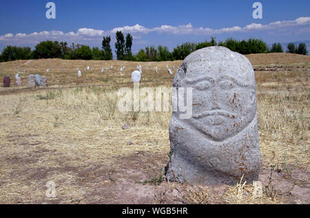 Antiche sculture in pietra (Kurgan stele o Balbals) vicino alla Torre di Burana in Kirghizistan Foto Stock