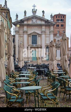 La Piazza Sordello a Mantova, Lombardia, Italia settentrionale. Street Cafe, il Duomo rinascimentale di San Pietro in background. Il sud Europa. Foto Stock