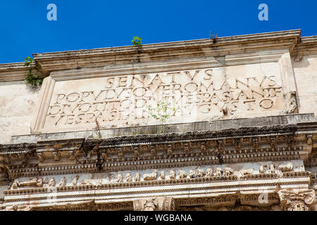 L'Arco di Tito si trova sulla collina di Velian a Roma Foto Stock