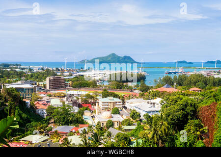 Si affacciano su di coloratissimi Seychelles capitale Victoria, Isola di Mahe Foto Stock
