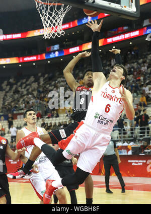 Shanghai, Cina. 1 Sep, 2019. Cedi Osman (R) della Turchia compete con Rui Hachimura del Giappone durante il gruppo e corrispondenza tra il Giappone e la Turchia al 2019 FIBA World Cup in Cina a Shanghai, Sett. 1, 2019. Credito: Chen Fei/Xinhua/Alamy Live News Foto Stock