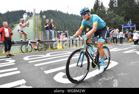 Erfurt, Germania. 01 Sep, 2019. Escursioni in bicicletta: UCI Europaserie - Germania Tour, fase 4, Eisenach - Erfurt (159, 50 km). Il danese Magnus Cort Nielsen dall'Astana Pro Team passa il salto con gli sci in Kanzlersgrund. Credito: Bernd Thissen/dpa/Alamy Live News Foto Stock