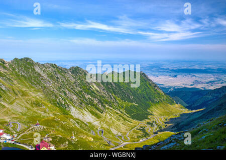 Il ghiacciaio della valle e Balea Transfagarasan road, importante punto di riferimento in Romania Foto Stock