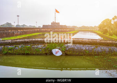 Il Thanh Tien tradizionale fiore di carta sulla cittadella di Hue, Unesco World Heritage Site.L'antica capitale della tonalità, Vietnam Foto Stock