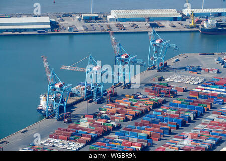 Una veduta aerea di contenitori su dockside a Seaforth Dock Liverpool, Merseyside North West England, Regno Unito Foto Stock