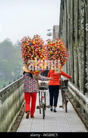 Il Thanh Tien tradizionale fiore di carta su Truong Tien bridge. Fiore di carta famoso flower village vicino alla città di Hue, Vietnam. Foto Stock