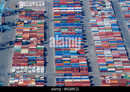 Una veduta aerea di contenitori su dockside a Seaforth Dock Liverpool, Merseyside North West England, Regno Unito Foto Stock