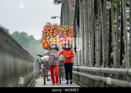 Il Thanh Tien tradizionale fiore di carta su Truong Tien bridge. Fiore di carta famoso flower village vicino alla città di Hue, Vietnam. Foto Stock