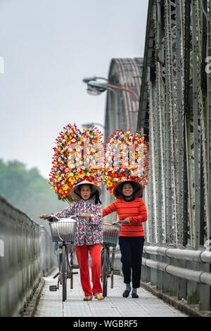 Il Thanh Tien tradizionale fiore di carta su Truong Tien bridge. Fiore di carta famoso flower village vicino alla città di Hue, Vietnam. Foto Stock