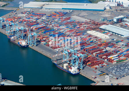 Una veduta aerea di contenitori su dockside a Seaforth Dock Liverpool, Merseyside North West England, Regno Unito Foto Stock