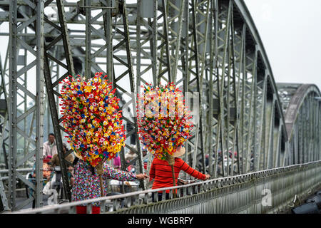 Il Thanh Tien tradizionale fiore di carta su Truong Tien bridge. Fiore di carta famoso flower village vicino alla città di Hue, Vietnam. Foto Stock