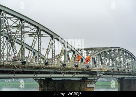 Il Thanh Tien tradizionale fiore di carta su Truong Tien bridge. Fiore di carta famoso flower village vicino alla città di Hue, Vietnam. Foto Stock