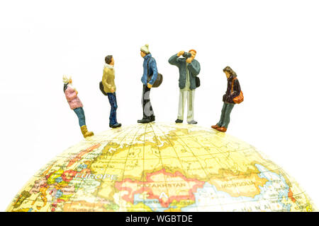Persone in miniatura viaggi in tutto il mondo da vicino. Concetto di immagine.