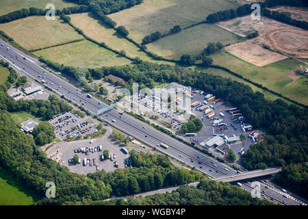 Una veduta aerea della M27 vicino a Southampton mostra Rainham Servizi, Inghilterra meridionale, Regno Unito Foto Stock