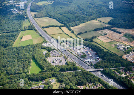 Una veduta aerea della M27 vicino a Southampton mostra Rainham Servizi, Inghilterra meridionale, Regno Unito Foto Stock