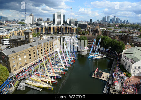 Yachts prendendo parte alla Clipper Round the World Race sono ormeggiate presso il St Katharine Docks Marina dal fiume Tamigi nel centro di Londra, come i team a prepararsi per la loro partenza lungo il fiume. Foto Stock