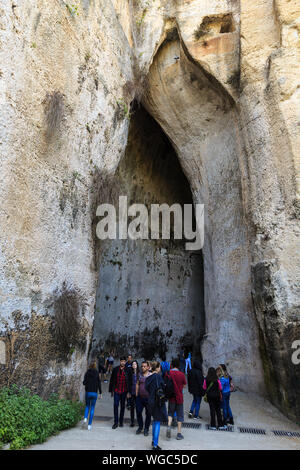 turista all'ingresso della grotta orecchio di Dionisio , miracolo acustico naturale Foto Stock