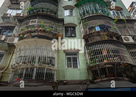 Facciata di edificio di appartamenti a Macau Foto Stock