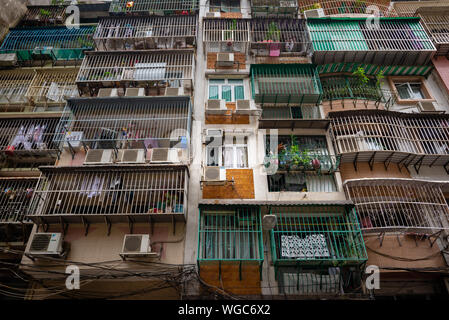 Facciata di edificio di appartamenti a Macau Foto Stock