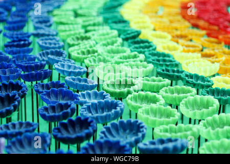 Fiori multicolori sono realizzati da candele come sfondo. Foto Stock