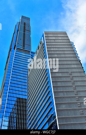 In vetro e acciaio facciata del Sofitel torri, una delle principali attività commerciali e residenziali a Singapore il distretto finanziario contro il cielo blu Foto Stock