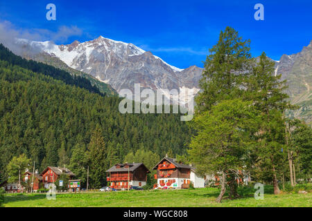 Vista del villaggio di Staffa con il Monte Rosa dietro di essa Foto Stock