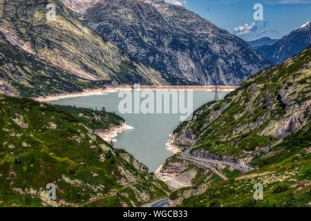 Diga vicino al Passo del Grimsel tra alpi svizzere, Svizzera Foto Stock