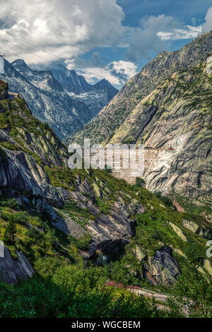 Diga vicino al Passo del Grimsel tra alpi svizzere, Svizzera Foto Stock