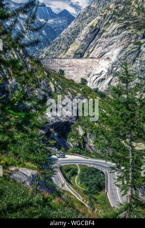 Diga vicino al Passo del Grimsel tra alpi svizzere, Svizzera Foto Stock